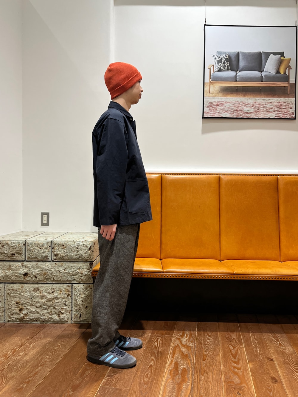 ブルー系のシャツ/ブラウス、オレンジ系のニットキャップ/ビーニーを着用したメンズの春コーディネートの2枚目の写真