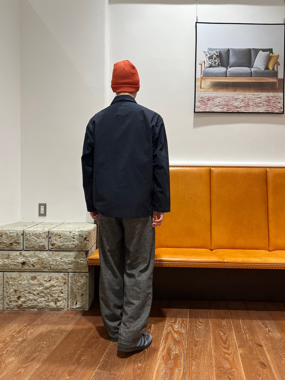 ブルー系のシャツ/ブラウス、オレンジ系のニットキャップ/ビーニーを着用したメンズの春コーディネートの3枚目の写真