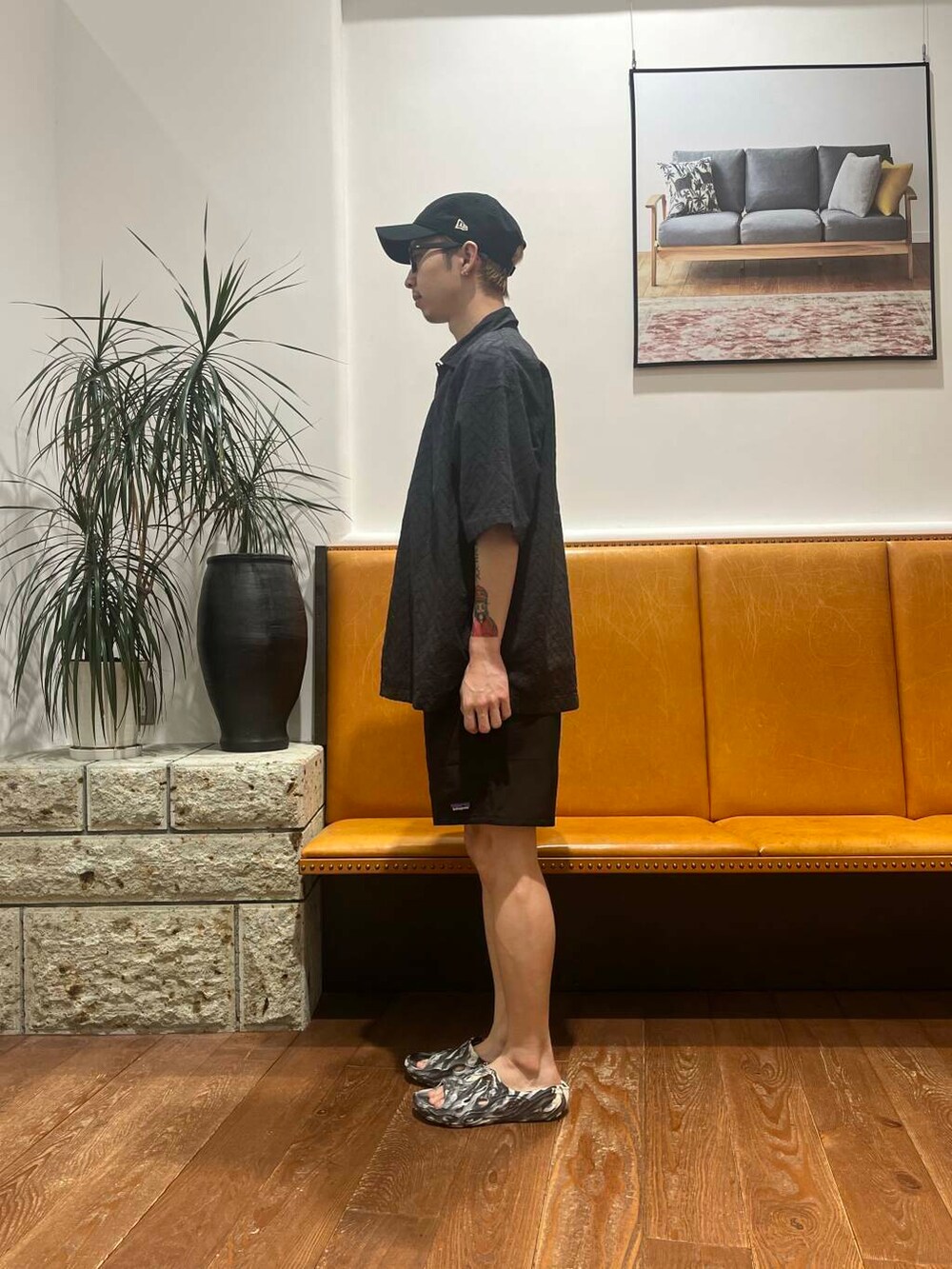 グレー系のシャツ/ブラウス、ブラック系のサンダル、ホワイト系のTシャツ/カットソーを着用したメンズの夏コーディネートの2枚目の写真