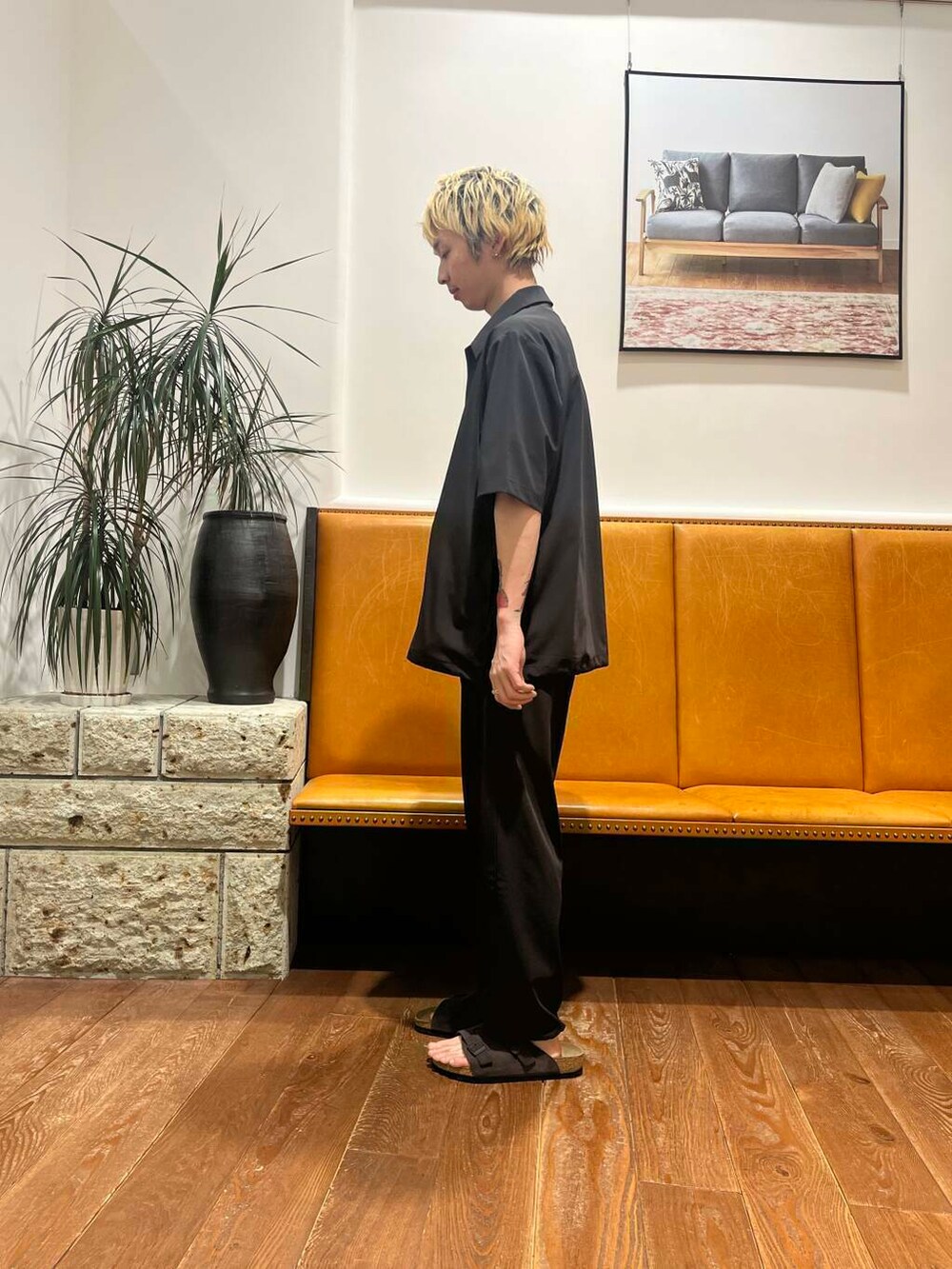 ブラック系のシャツ/ブラウス、ブラック系のその他パンツ、グレー系のサンダルを着用したメンズの春コーディネートの2枚目の写真