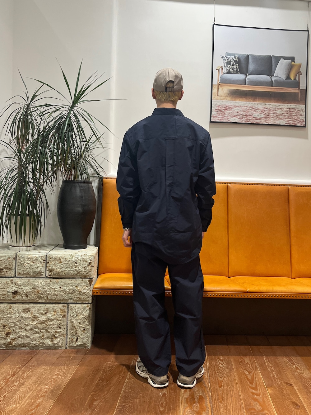 ブルー系のシャツ/ブラウス、ブルー系のその他パンツ、グレー系のスニーカーを着用したメンズの冬コーディネートの3枚目の写真