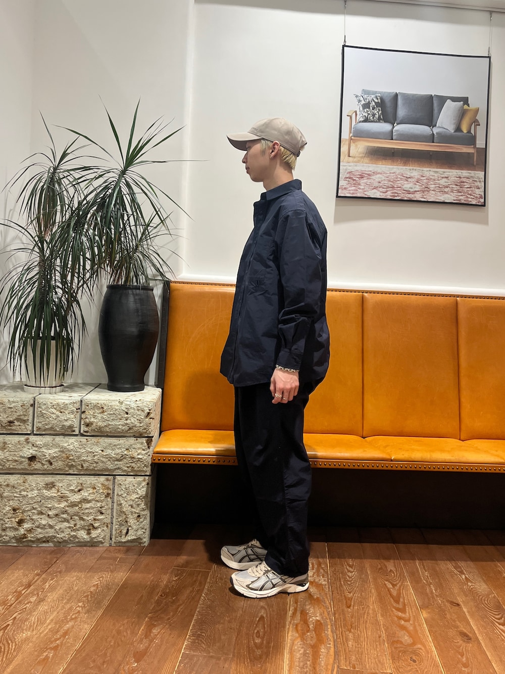 ブルー系のシャツ/ブラウス、ブルー系のその他パンツ、グレー系のスニーカーを着用したメンズの冬コーディネートの2枚目の写真