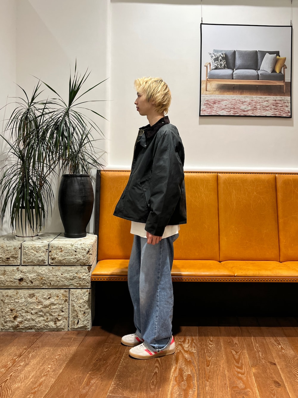 グリーン系のその他アウター、ホワイト系のTシャツ/カットソー、ブルー系のデニムパンツを着用したメンズの秋コーディネートの2枚目の写真