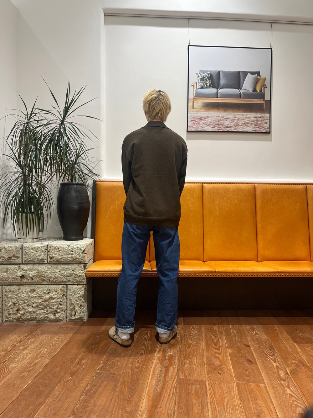 ブラウン系のカーディガン/ボレロ、ブルー系のデニムパンツ、ベージュ系のサンダルを着用したメンズの秋コーディネートの3枚目の写真