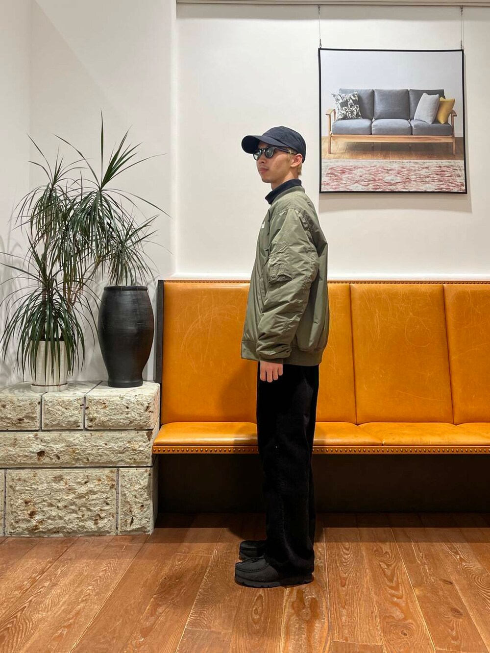 ブラック系のブーツ、ブラック系のその他パンツ、ブラック系のTシャツ/カットソーを着用したメンズの冬コーディネートの2枚目の写真