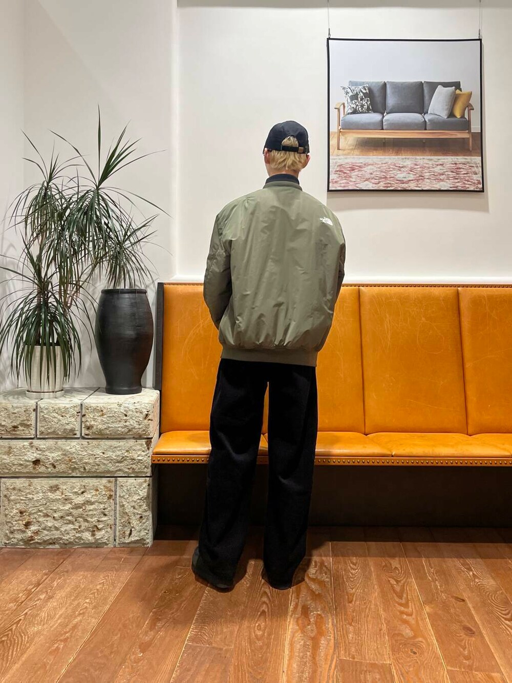 ブラック系のブーツ、ブラック系のその他パンツ、ブラック系のTシャツ/カットソーを着用したメンズの冬コーディネートの3枚目の写真