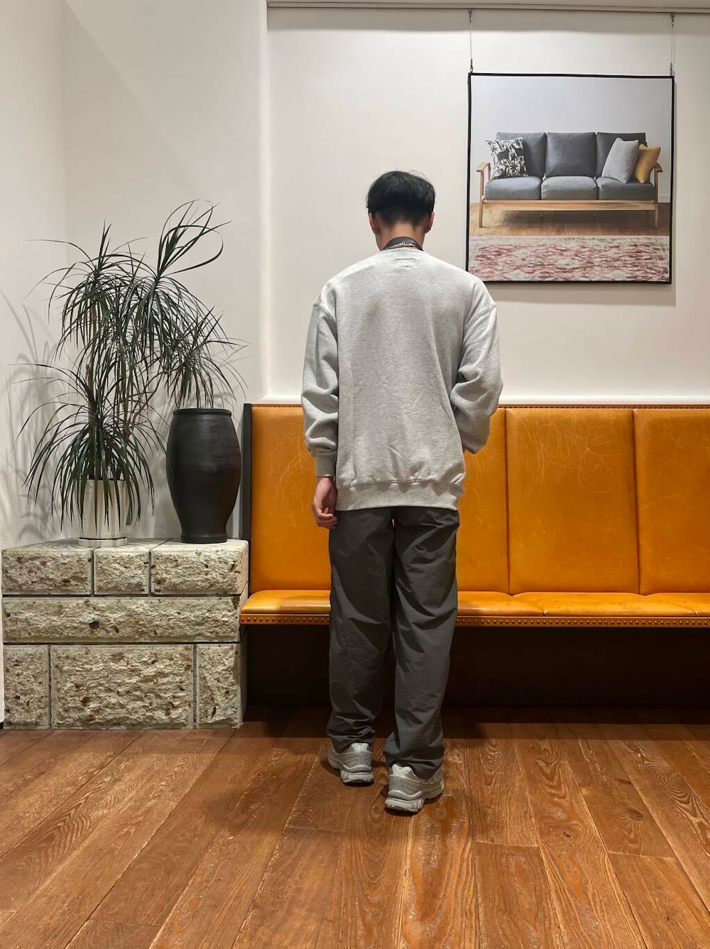 グレー系のショルダーバッグ、グレー系のその他パンツ、グレー系のスウェットを着用したメンズの秋コーディネートの3枚目の写真