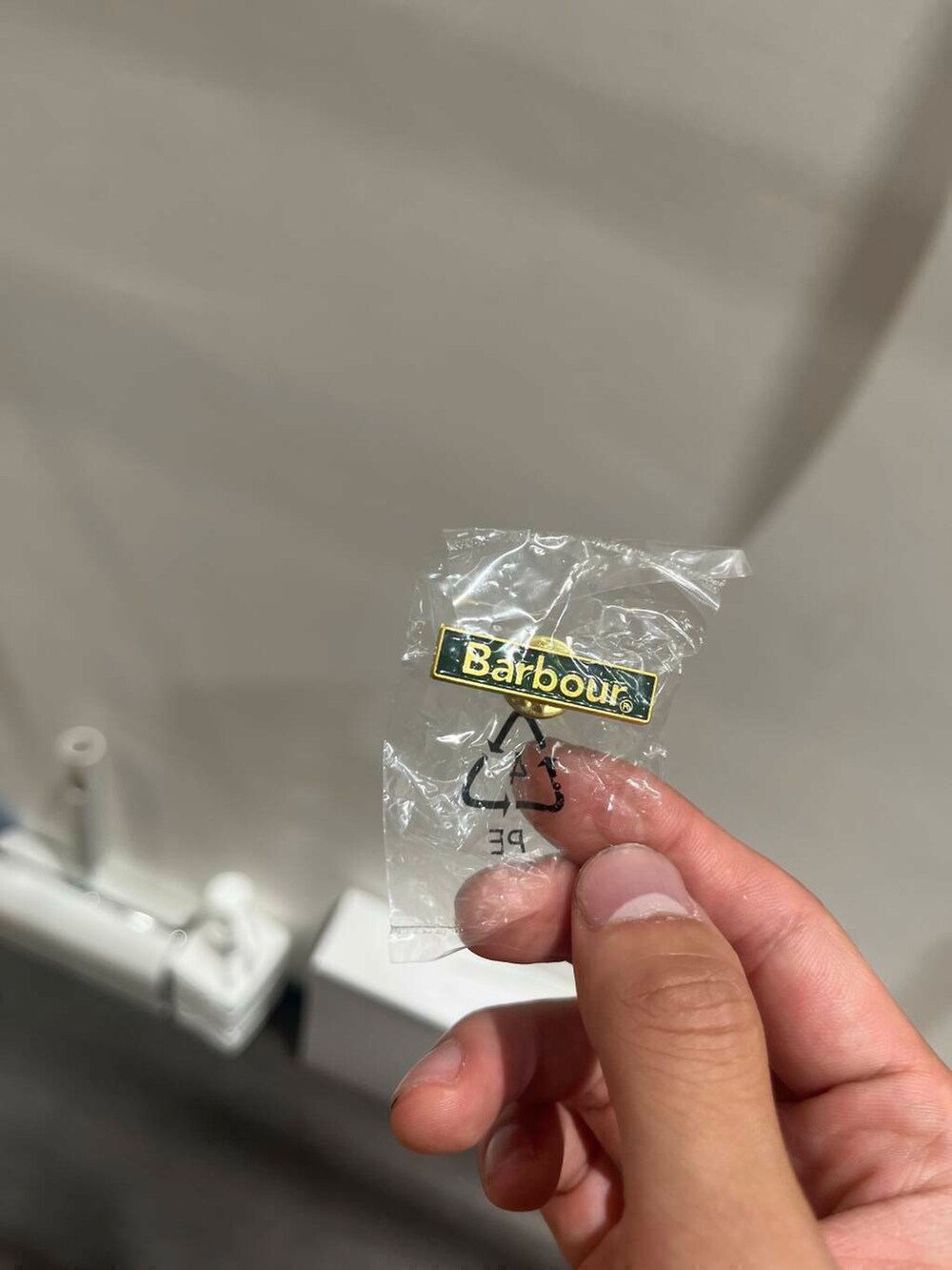 ブルー系のデニムパンツ、ホワイト系のTシャツ/カットソー、ブラック系のブーツを着用したメンズの秋コーディネートの4枚目の写真