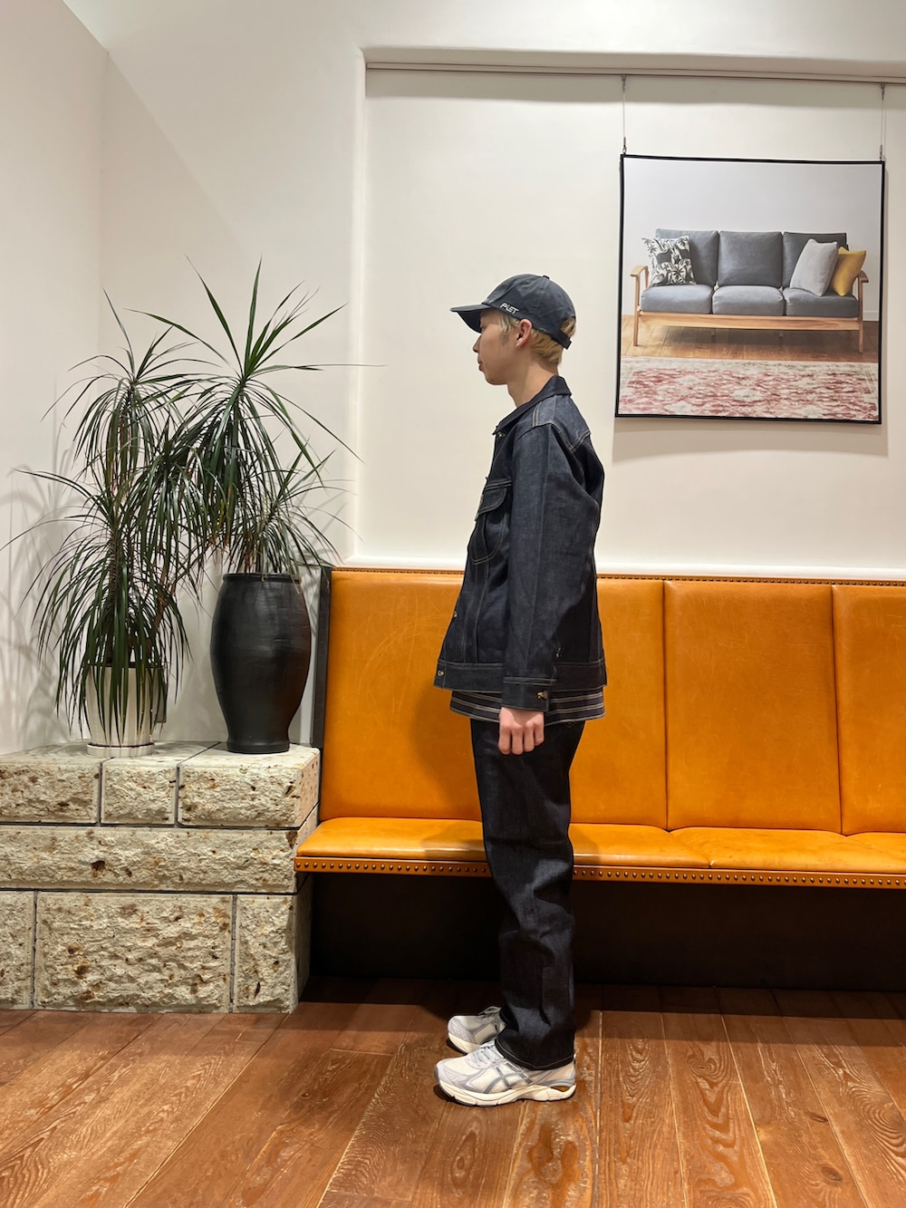 ブルー系のデニムパンツ、ブルー系のデニムジャケット、ホワイト系のスニーカーを着用したメンズの冬コーディネートの2枚目の写真