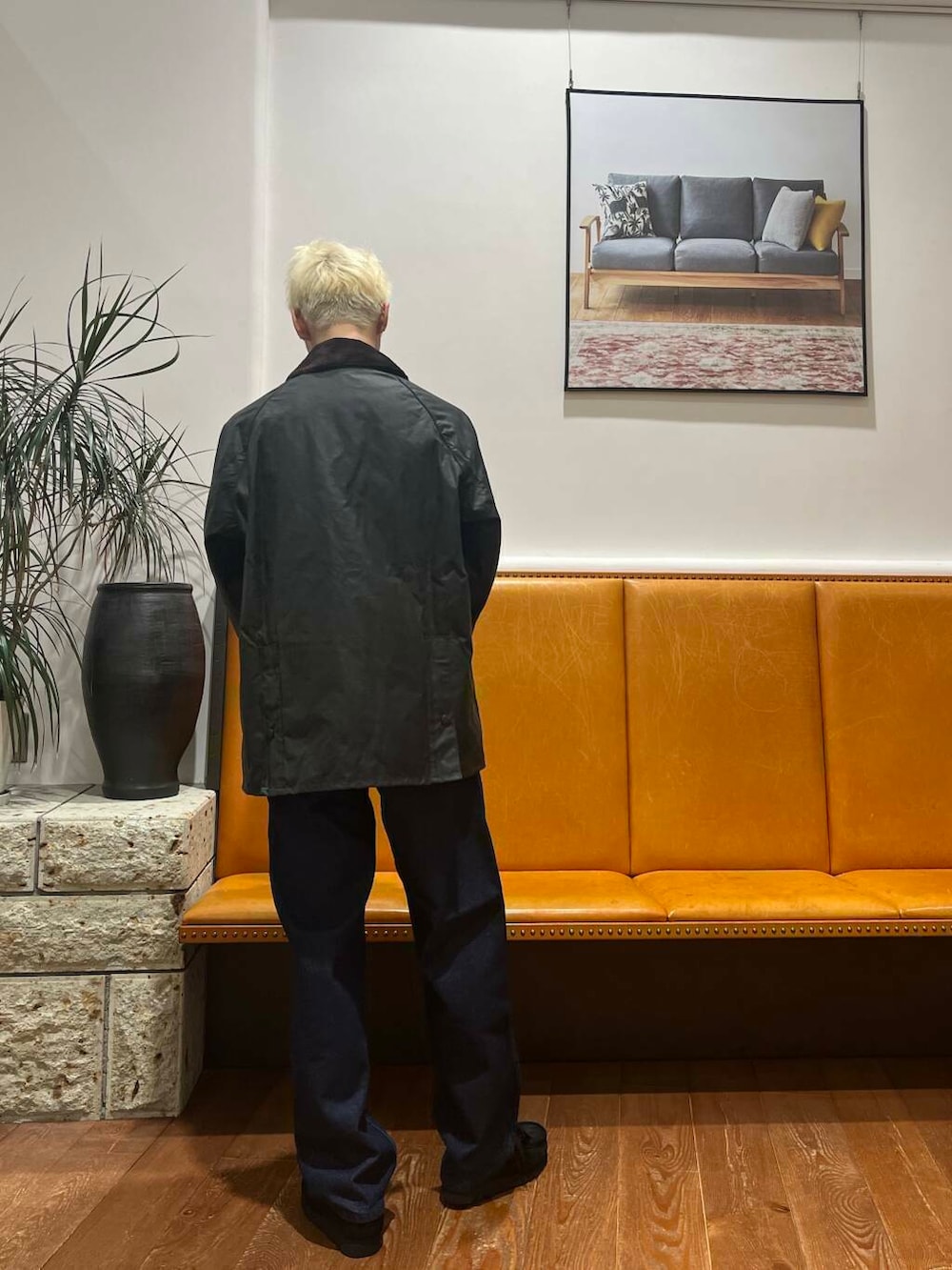 ブルー系のデニムパンツ、ホワイト系のTシャツ/カットソー、ブラック系のブーツを着用したメンズの秋コーディネートの3枚目の写真