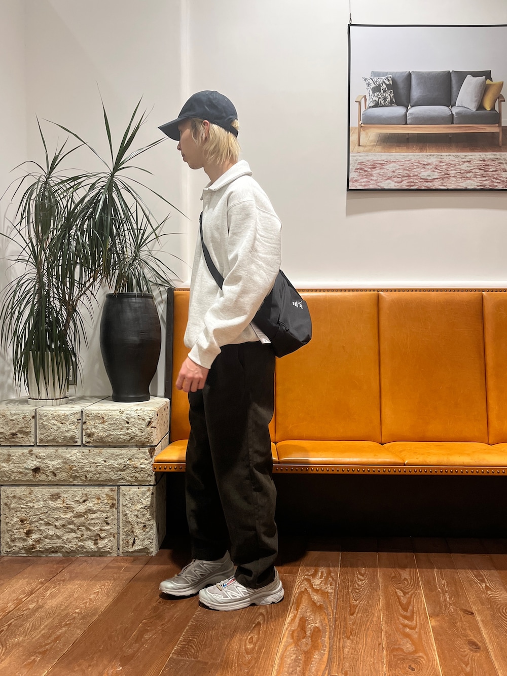 グレー系のスウェット、グリーン系のその他パンツ、ブラック系のショルダーバッグを着用したメンズの冬コーディネートの2枚目の写真