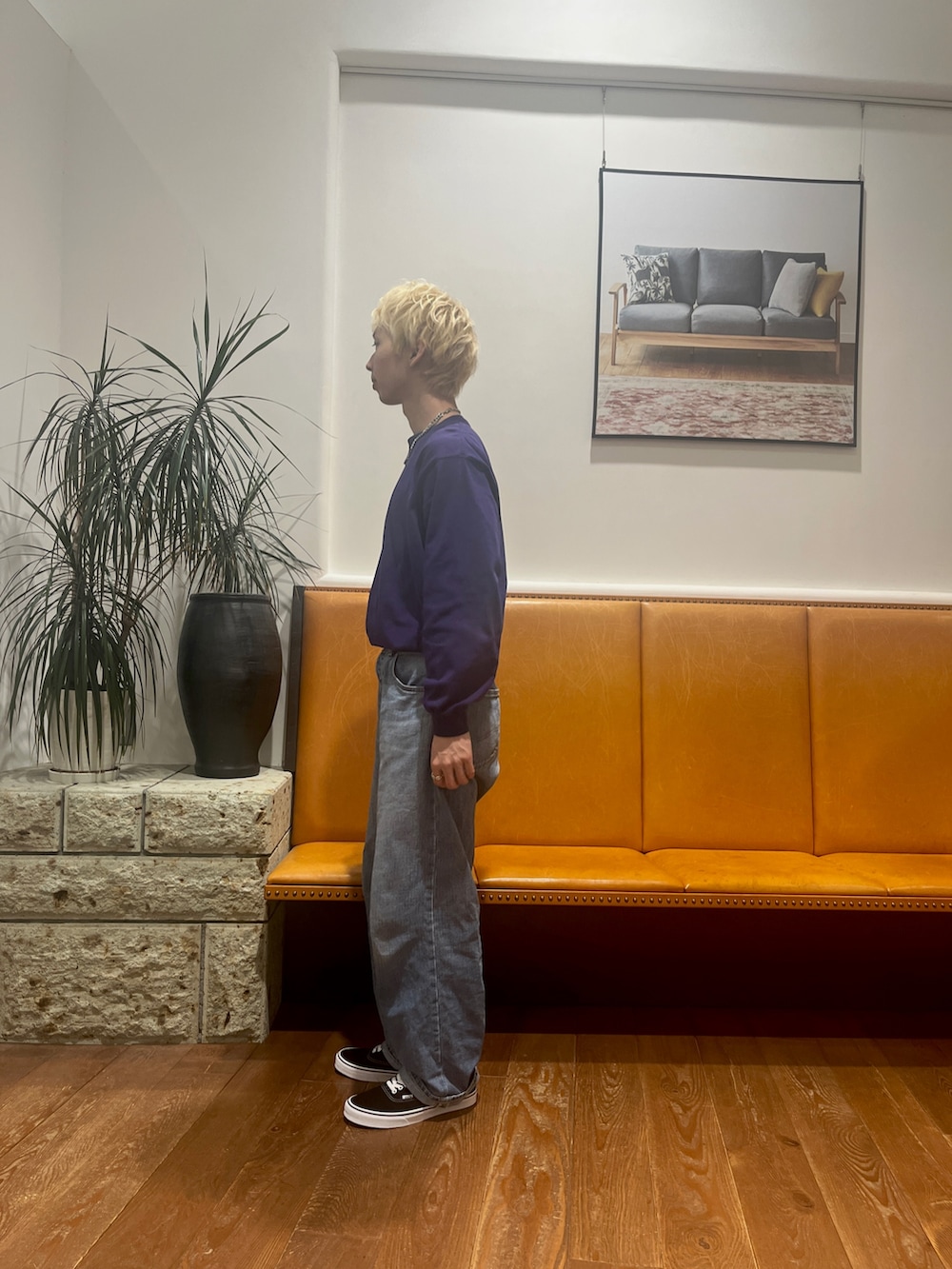 パープル系のTシャツ/カットソー、ブルー系のデニムパンツ、ブラック系のスニーカーを着用したメンズの秋コーディネートの2枚目の写真