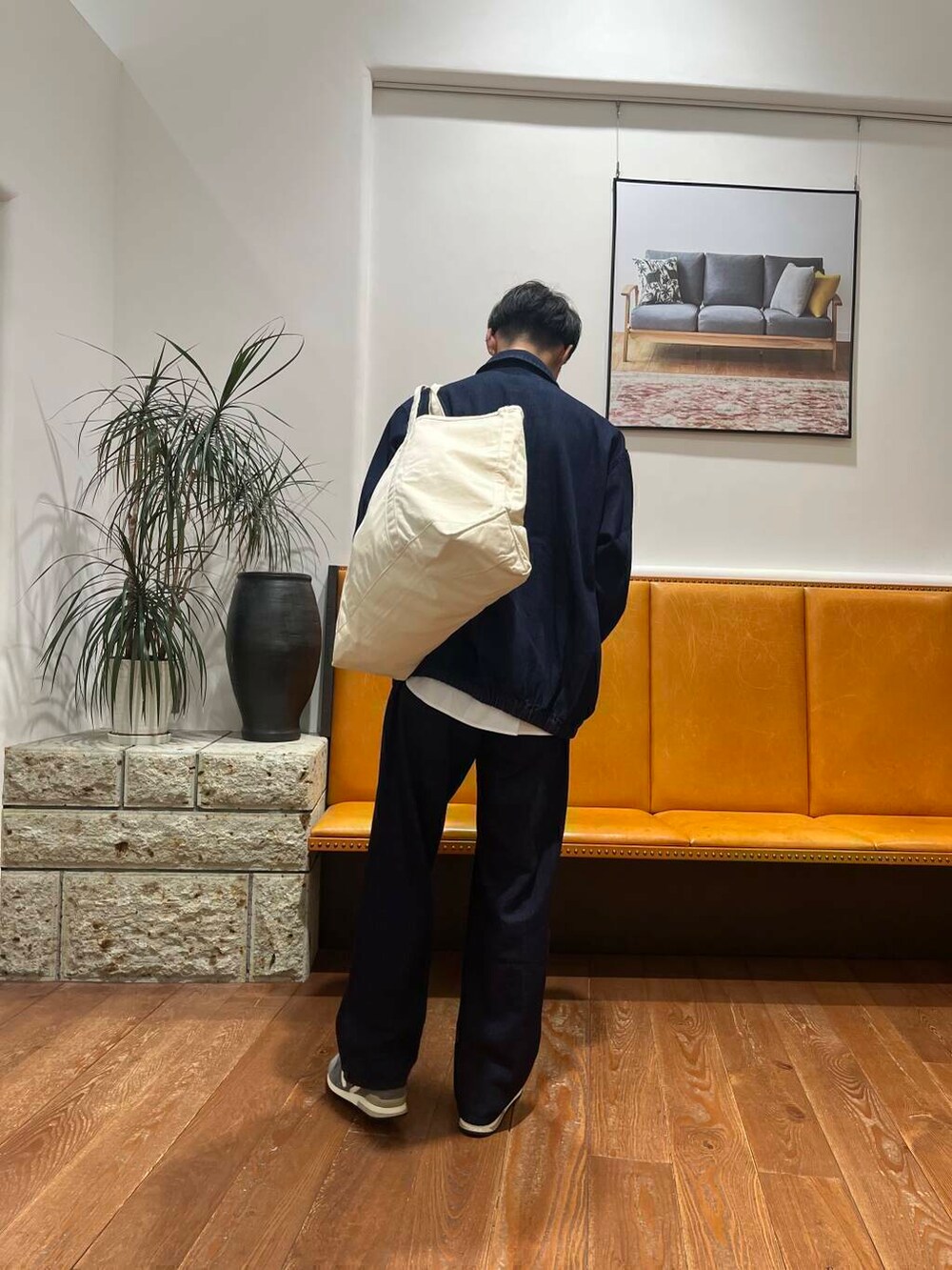 ホワイト系のトートバッグ、ブルー系のネクタイ、ホワイト系のシャツ/ブラウスを着用したメンズの夏コーディネートの3枚目の写真