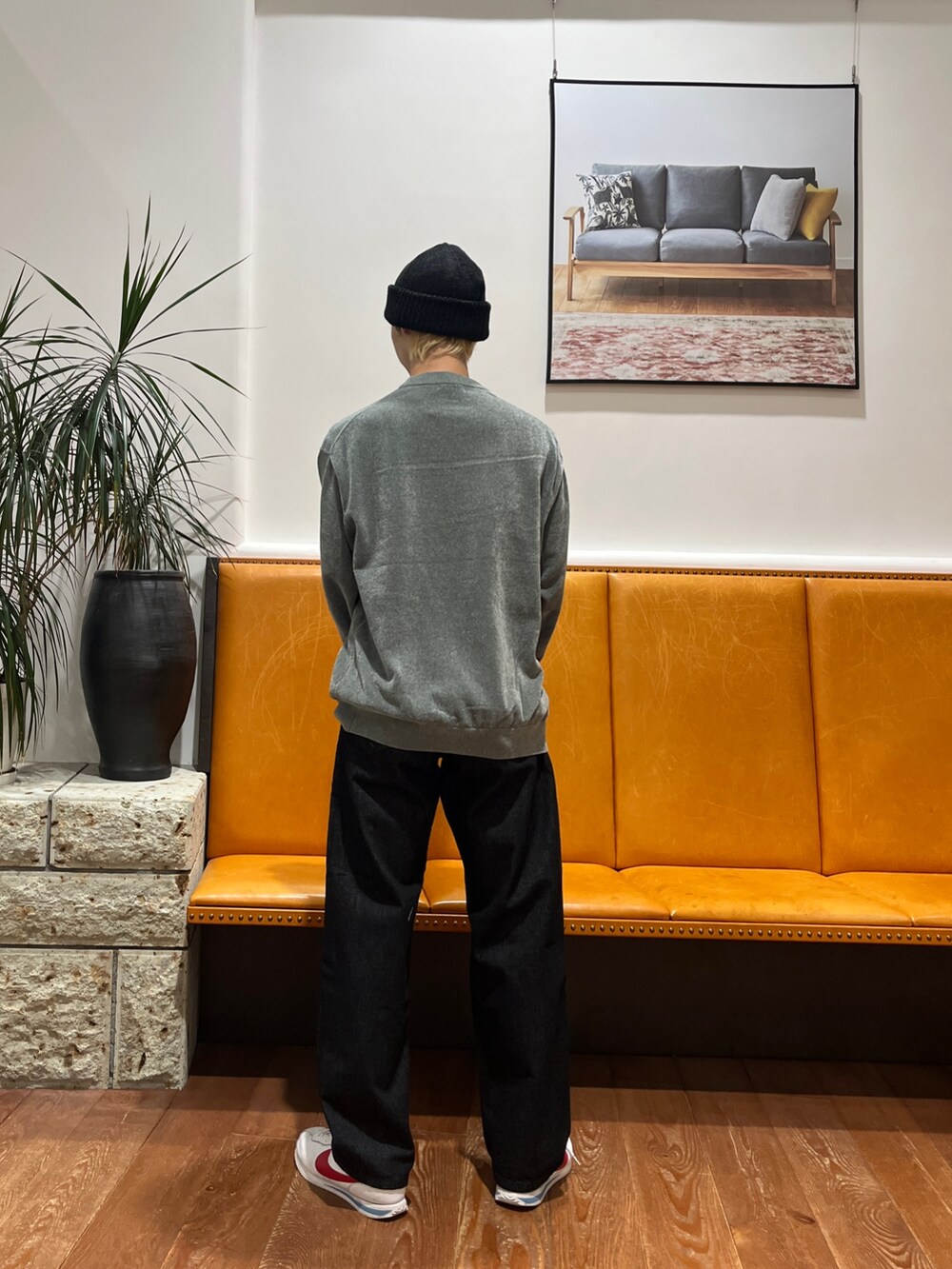 グリーン系のニット/セーター、ブラック系のデニムパンツ、ブラック系のニットキャップ/ビーニーを着用したメンズの秋コーディネートの3枚目の写真