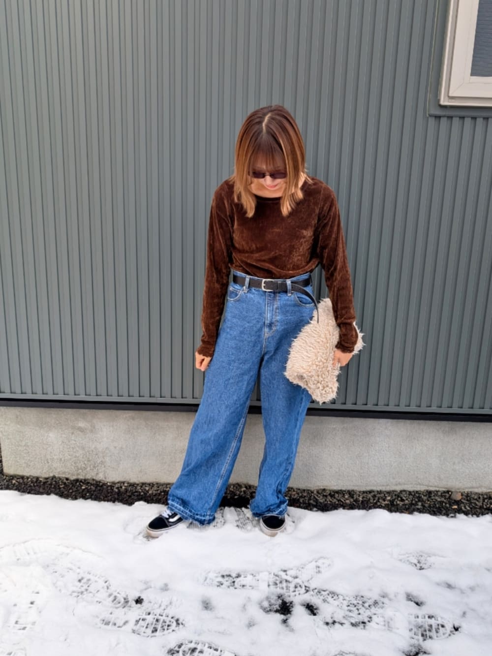 ブラウン系のTシャツ/カットソー、ブルー系のデニムパンツ、グリーン系のミリタリージャケットを着用したレディースの秋コーディネートの3枚目の写真