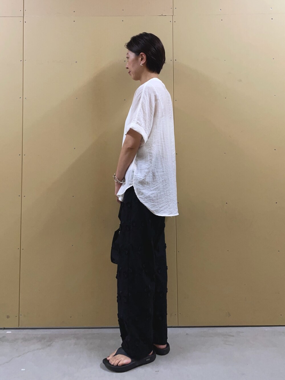 ブラック系のその他パンツ、ホワイト系のシャツ/ブラウス、ブラック系のショルダーバッグを着用したレディースの夏コーディネートの3枚目の写真