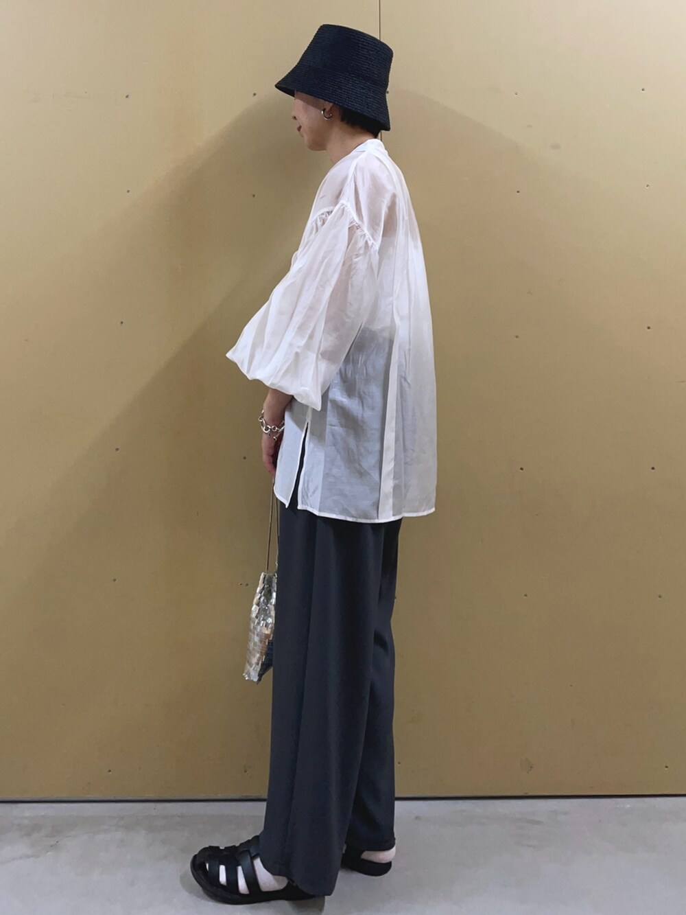 シルバー系のショルダーバッグ、ホワイト系のシャツ/ブラウス、グレー系のその他パンツを着用したレディースの春コーディネートの3枚目の写真