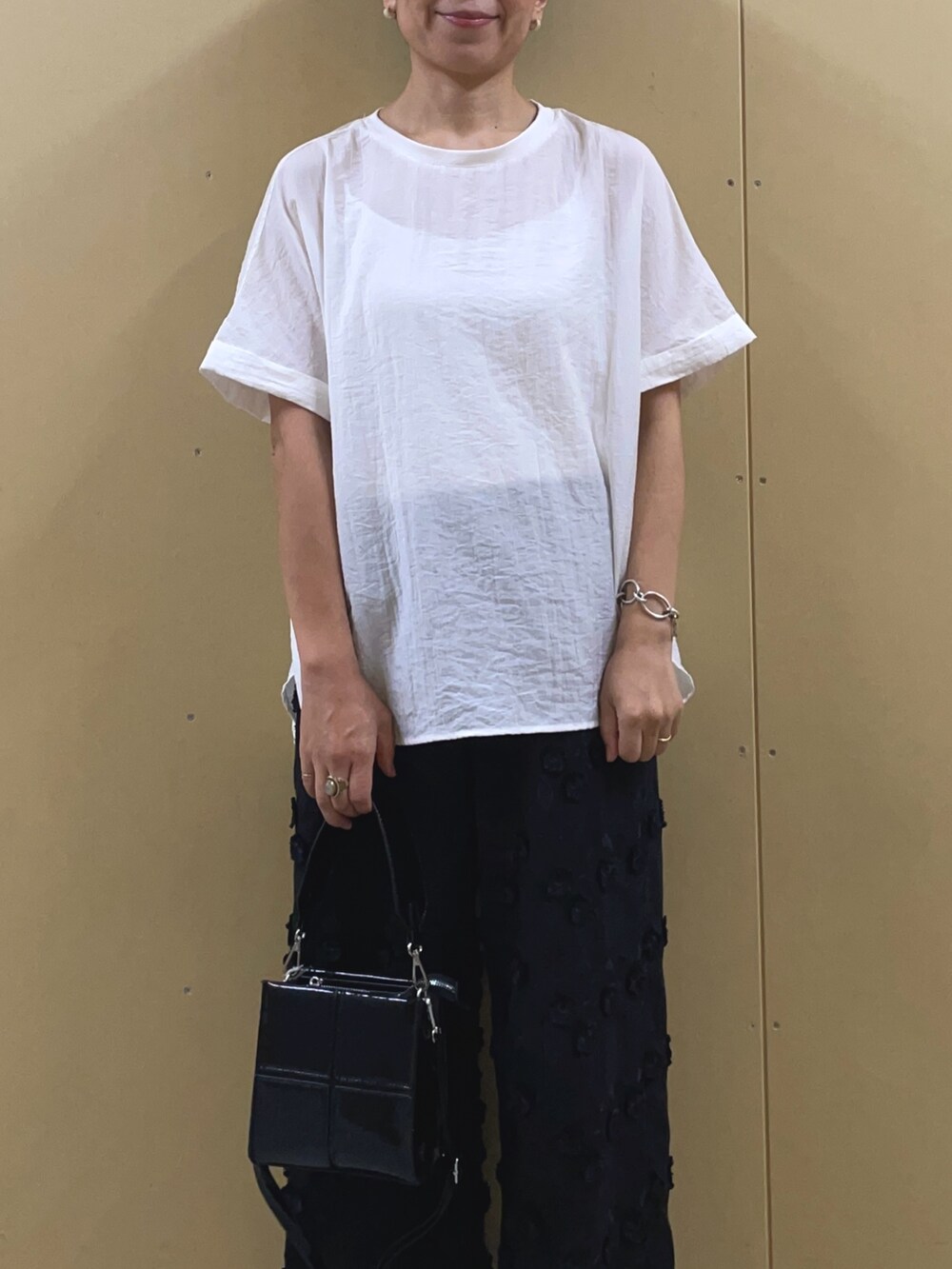 ブラック系のその他パンツ、ホワイト系のシャツ/ブラウス、ブラック系のショルダーバッグを着用したレディースの夏コーディネートの5枚目の写真