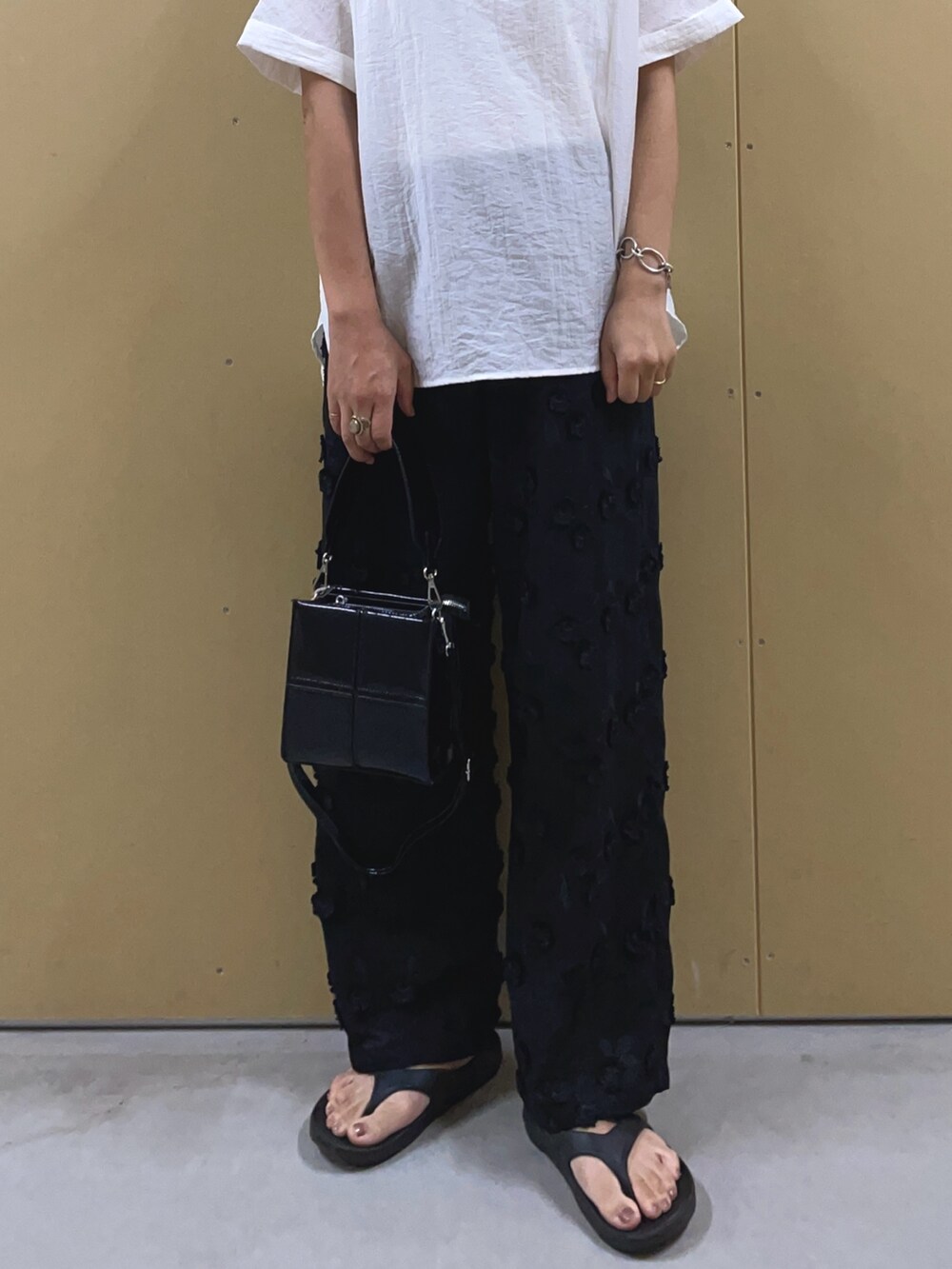 ブラック系のその他パンツ、ホワイト系のシャツ/ブラウス、ブラック系のショルダーバッグを着用したレディースの夏コーディネートの6枚目の写真