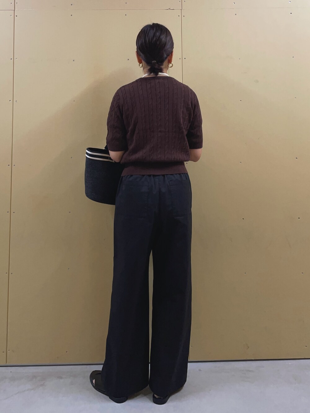 ブラック系のかごバッグ、ブラック系のその他パンツ、ブラウン系のカーディガン/ボレロを着用したレディースの夏コーディネートの4枚目の写真