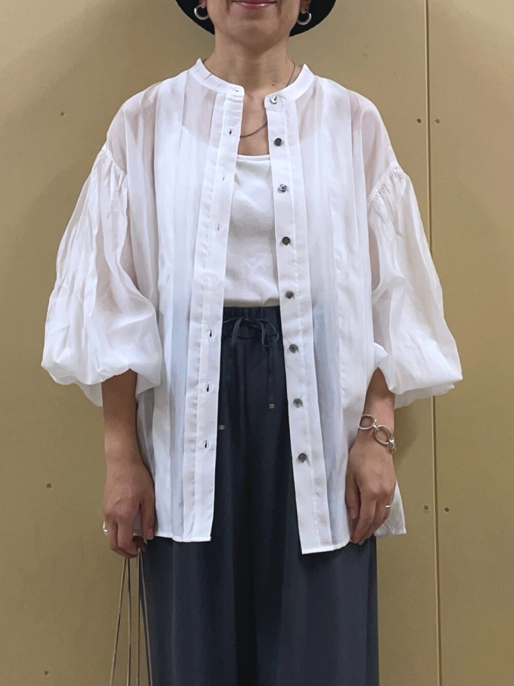 シルバー系のショルダーバッグ、ホワイト系のシャツ/ブラウス、グレー系のその他パンツを着用したレディースの春コーディネートの5枚目の写真