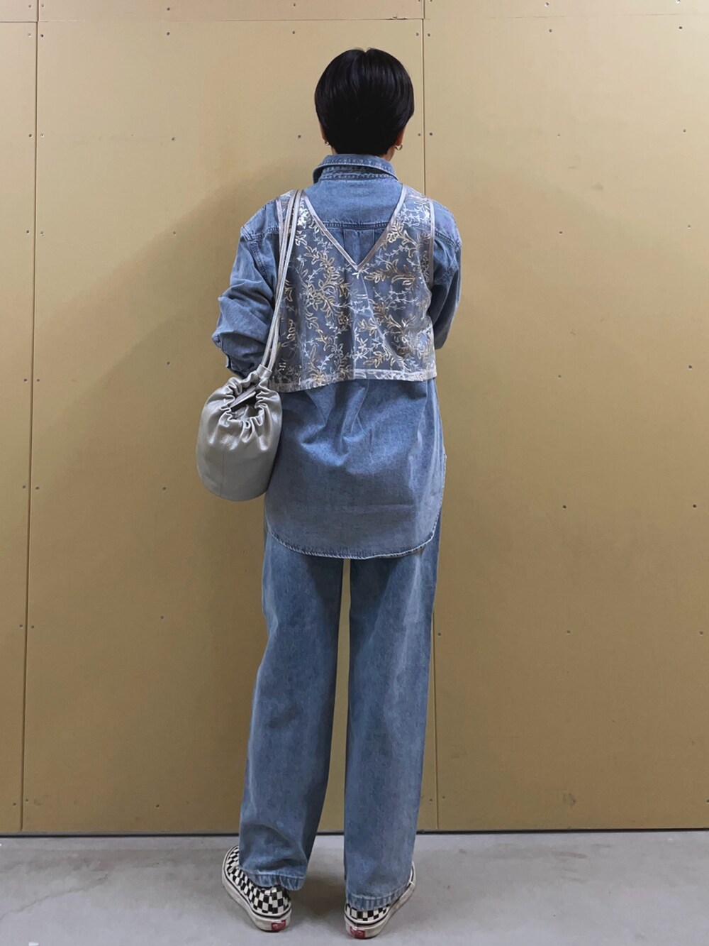 シルバー系のベスト、ブルー系のシャツ/ブラウス、シルバー系のショルダーバッグを着用したレディースの夏コーディネートの4枚目の写真