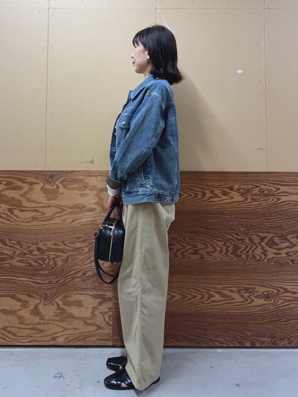 ブラック系のボストンバッグ、ブラック系のキャミソール、ホワイト系のTシャツ/カットソーを着用したレディースの夏コーディネートの3枚目の写真
