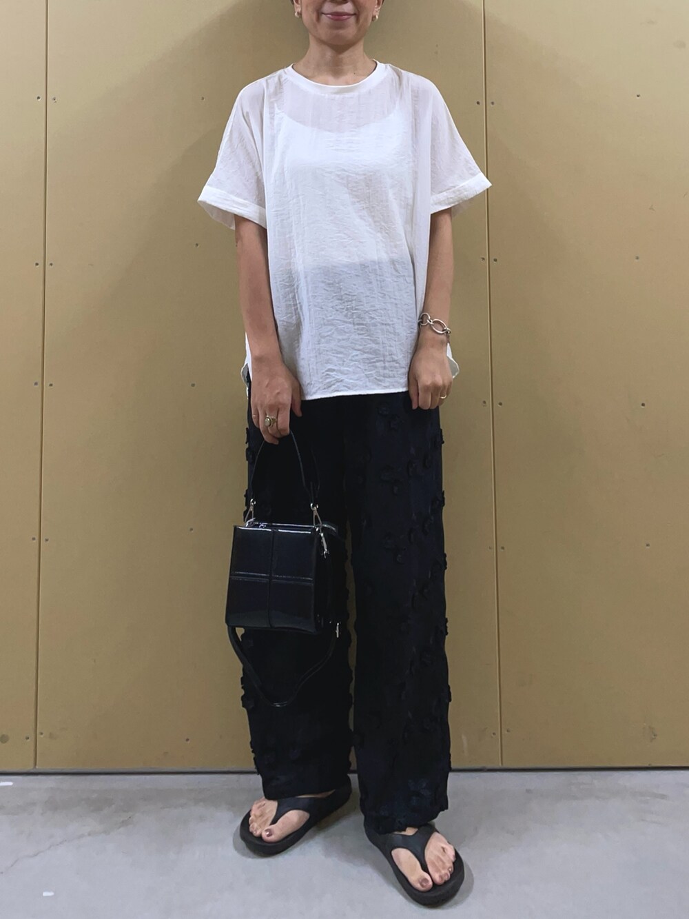 ブラック系のその他パンツ、ホワイト系のシャツ/ブラウス、ブラック系のショルダーバッグを着用したレディースの夏コーディネートの2枚目の写真