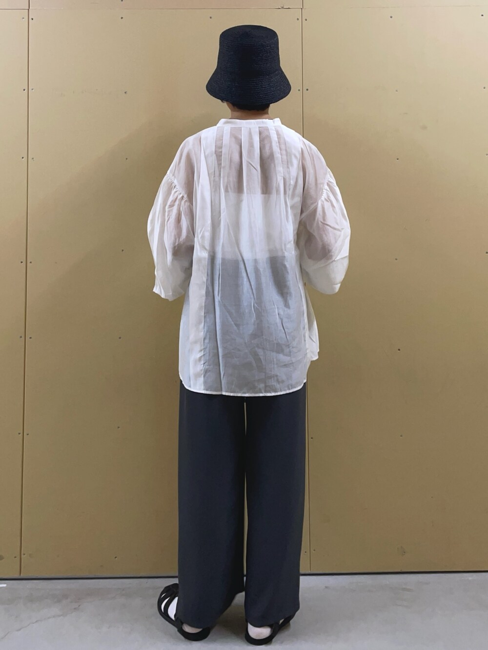 シルバー系のショルダーバッグ、ホワイト系のシャツ/ブラウス、グレー系のその他パンツを着用したレディースの春コーディネートの4枚目の写真