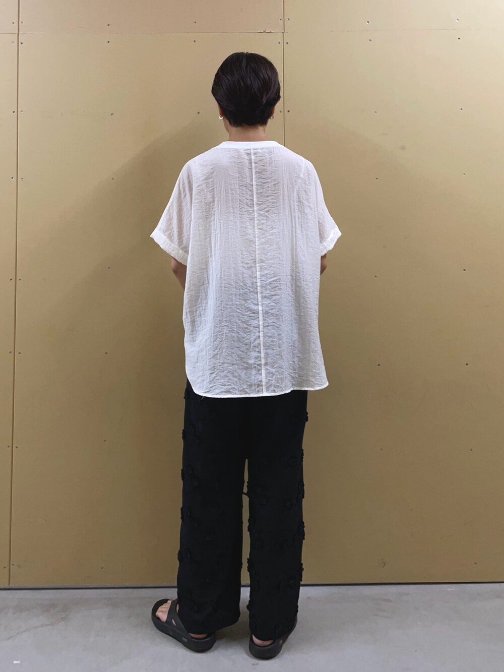 ブラック系のその他パンツ、ホワイト系のシャツ/ブラウス、ブラック系のショルダーバッグを着用したレディースの夏コーディネートの4枚目の写真