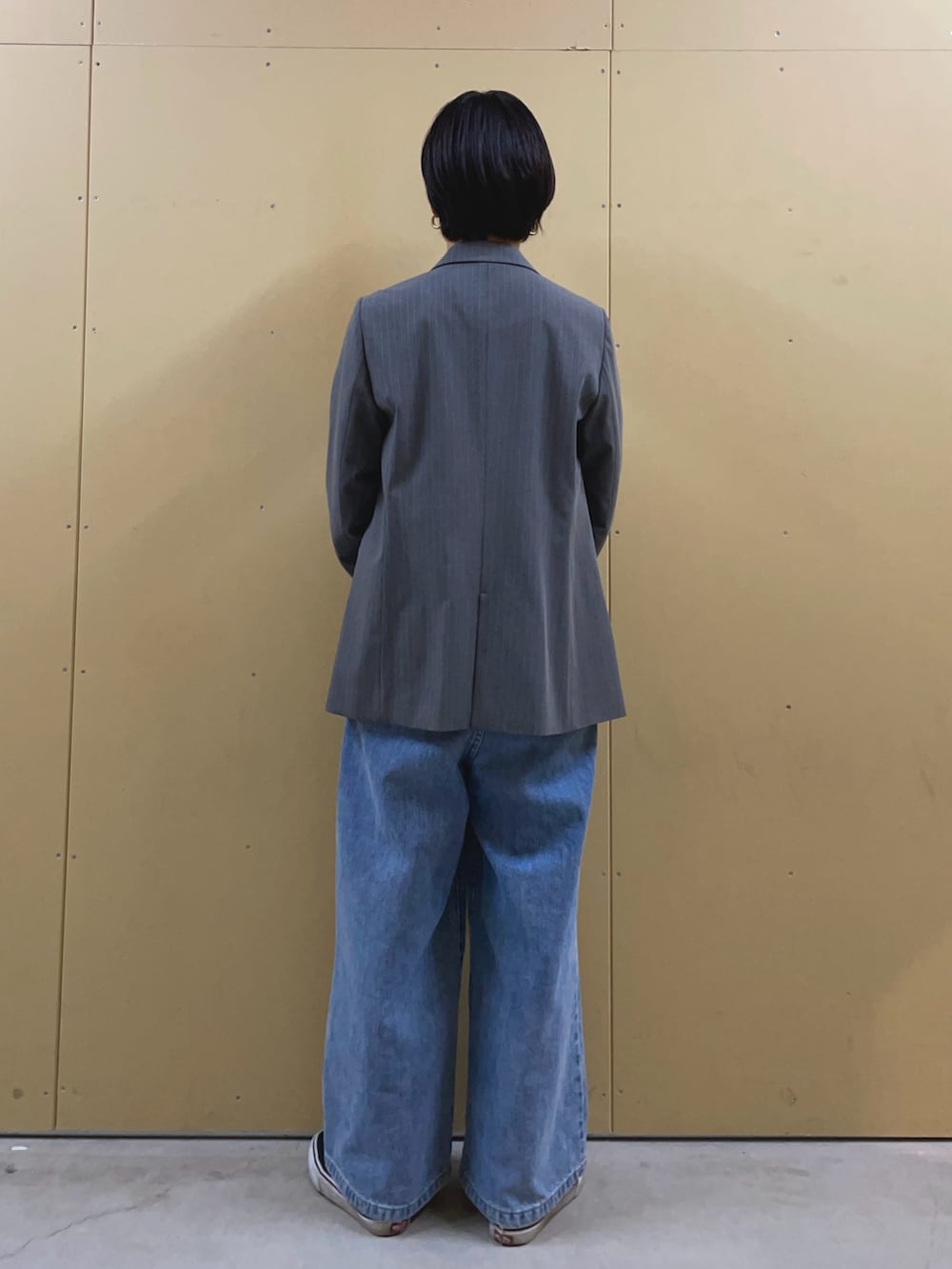 ブルー系のデニムパンツ、ホワイト系のTシャツ/カットソー、ブラック系のショルダーバッグを着用したレディースの冬コーディネートの4枚目の写真