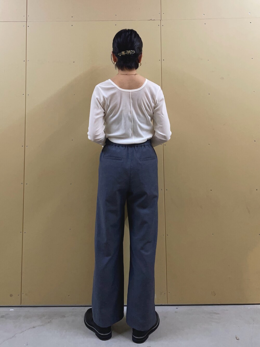 ブラック系のショルダーバッグ、ブルー系のその他パンツ、ブラック系のその他シューズを着用したレディースの春コーディネートの4枚目の写真