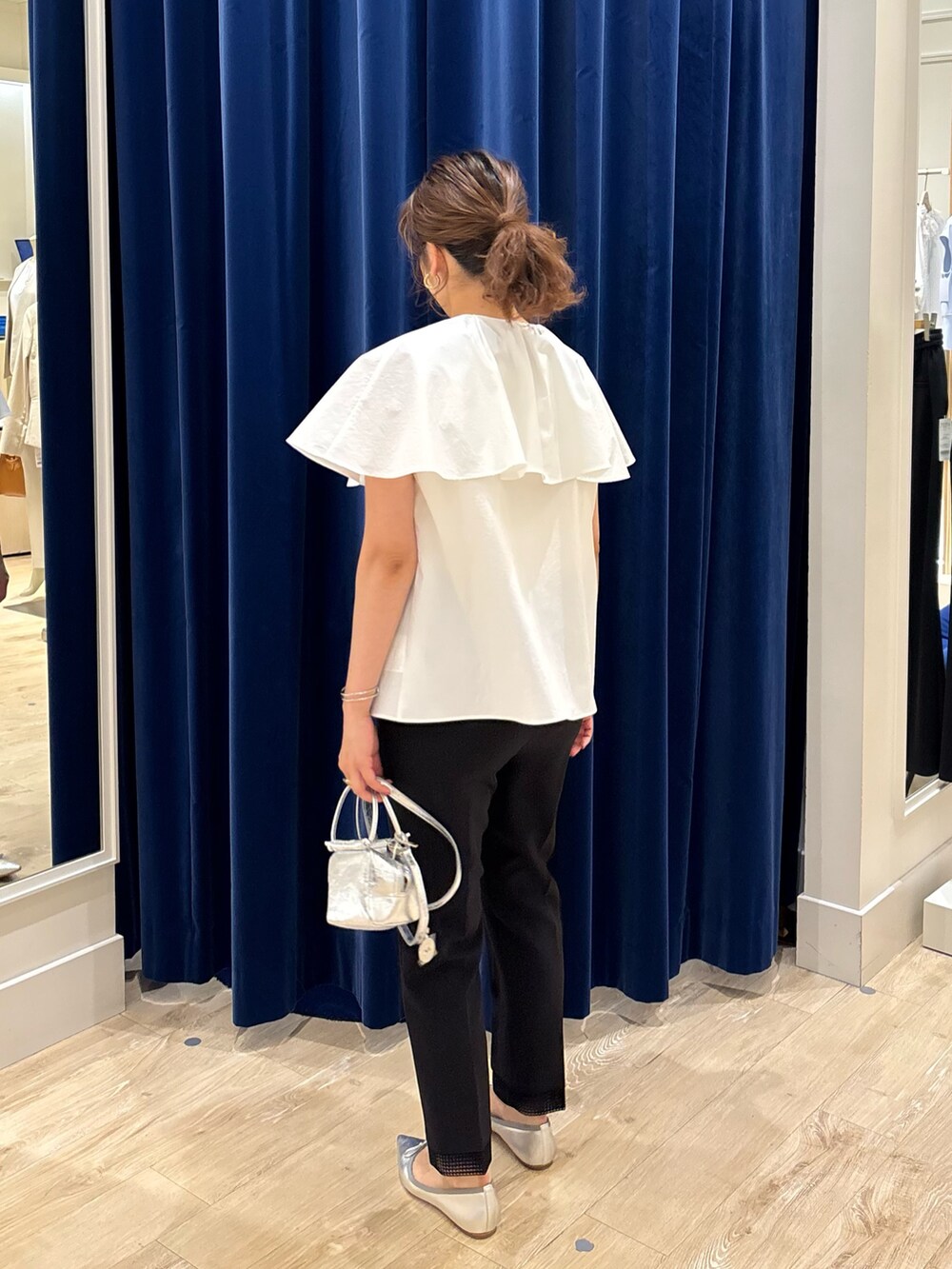「ブラウス、ブラウスコーデ、パンツ、パンツスタイル、キレイめ、シンプルコーデ、大人コーデ、大人女子、大人かわいい、フリル、モノトーン、オンオフ兼用、お出かけコーデ」｜「marco masiの【MARCO MASI/ マルコマージ】キューブミニバッグ（ショルダーバッグ、シルバー系）」を使った、nol  komatsubaraさん（レディース・159cm）の春コーディネートの6枚目の写真
