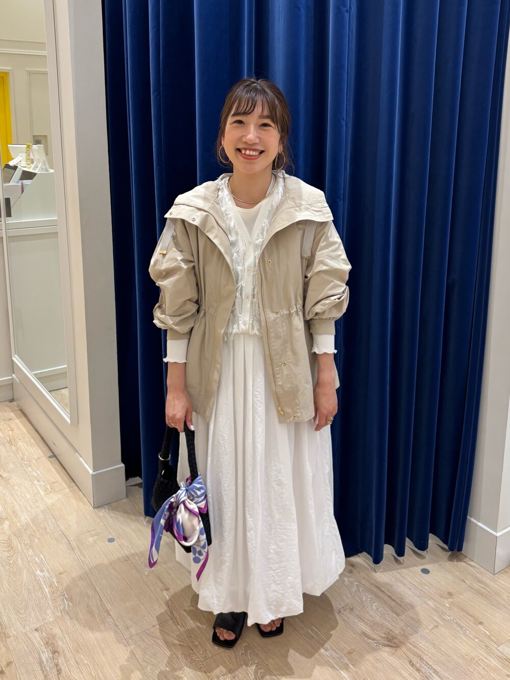 「春コーデ、春アウター、ワントーンコーデ、スカートスタイル、白、フードコート、シンプルコーデ、お出かけコーデ、休日スタイル、大人カジュアル、大人かわいい、大人女子、きれいめカジュアル、フリンジ」｜「NOLLEY’Sの【grace grace/グラスグラス】【WEB STAFF恵☆別注アイテム】プレーンチョーカー（チョーカー、ゴールド系）」を使った、nol  komatsubaraさん（レディース・159cm）の春コーディネートの2枚目の写真