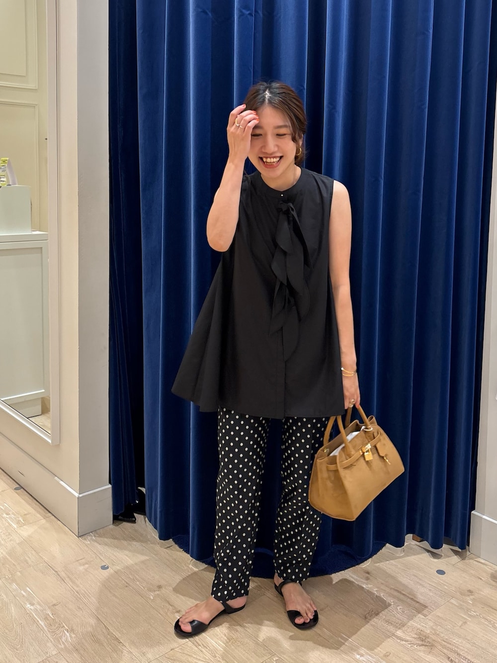 「ブラウス、ブラックコーデ、ブラウスコーデ、パンツスタイル、タックパンツ、ドット、柄パンツ、シンプルコーデ、お出かけコーデ、きれいめカジュアル、オトナカジュアル、オトナ女子、オトナカワイイ、休日スタイル」｜「NOLLEY’SのリボンAラインシャツ（シャツ/ブラウス、ブラック系）」を使った、nol  komatsubaraさん（レディース・159cm）の夏コーディネートの5枚目の写真