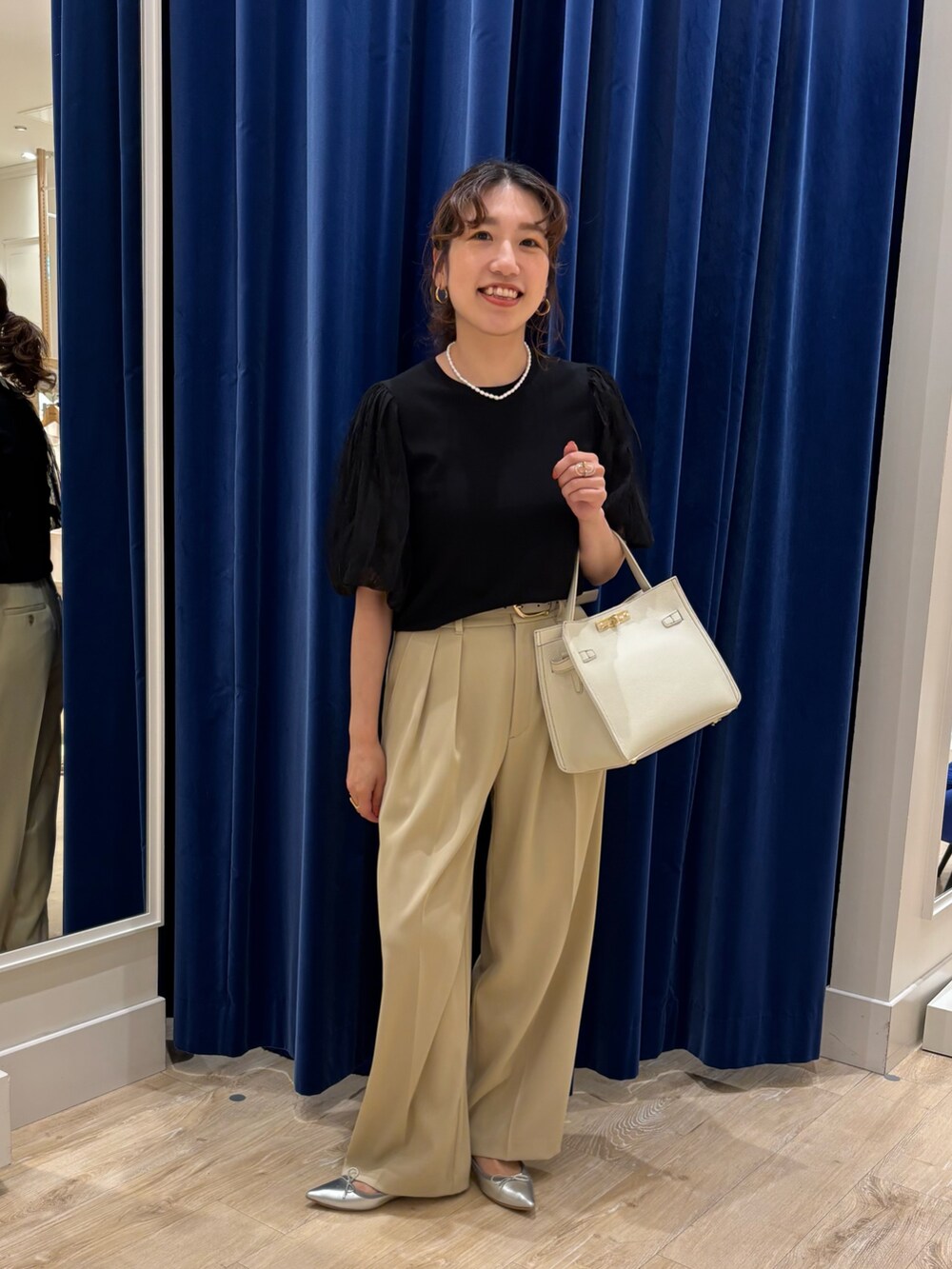 「ワイドパンツ、パンツスタイル、ニット、サマーニット、パフスリーブ、袖チュール、シンプルコーデ、きれいめカジュアル、キレイめ、大人女子、大人かわいい、お出かけコーデ、オンオフ兼用」｜「NOLLEY’S Sophiの《手洗い可能》袖チュールプルオーバーニット（ニット/セーター、ブラック系）」を使った、nol  komatsubaraさん（レディース・159cm）の春コーディネートの4枚目の写真