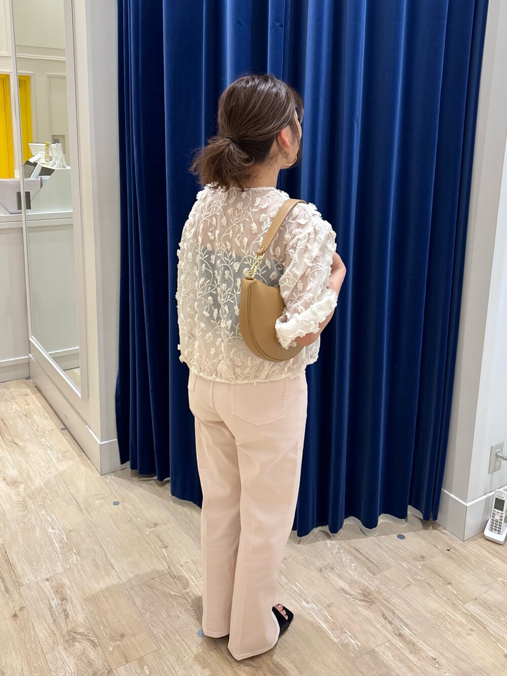 「ブラウス、レース、刺繍、羽織り、デニム、ブラウス×デニム、シンプルコーデ、大人カジュアル、大人女子、大人かわいい、大人ガーリー、きれいめカジュアル、春コーデ、お出かけコーデ、休日スタイル」|「Rie Millerの【RM denim】センタープレスハイウエストデニム(デニムパンツ、ピンク系)」を使った、nol komatsubaraさん(レディース・159cm)の春コーディネートの8枚目の写真