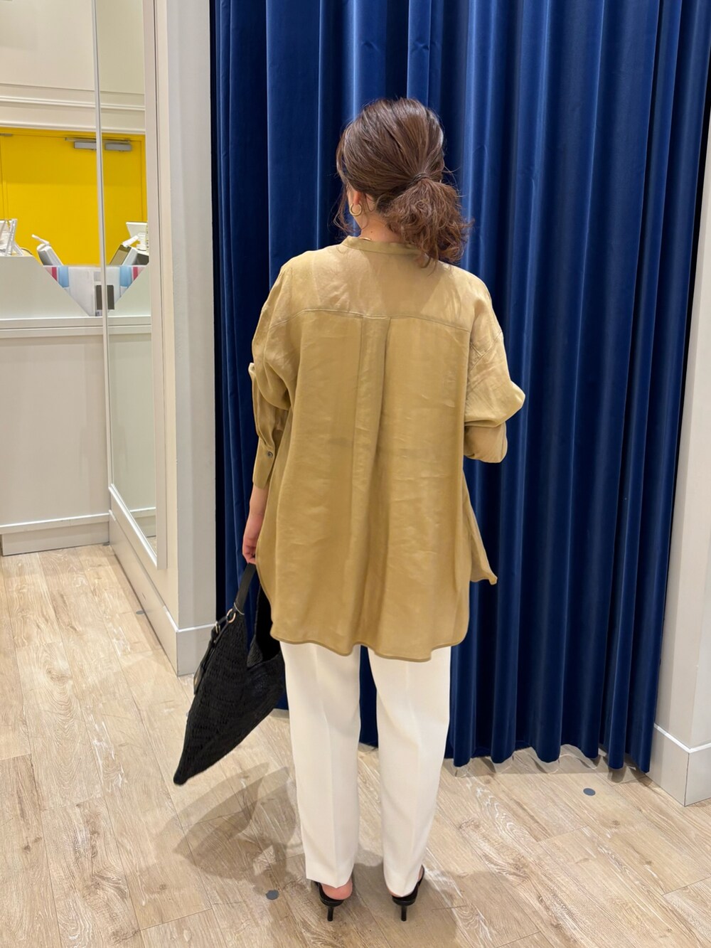 「シャツ、シャツスタイル、パンツスタイル、テーパードパンツ、シンプルコーデ、羽織り、ラミー、白パンツ、大人カジュアル、大人コーデ、大人女子、きれいめカジュアル、お出かけコーデ、休日スタイル、オンオフ兼用」|「NOLLEY’Sのウォッシャブル防しわスパンツイルツータックテーパードパンツ(その他パンツ、ホワイト系)」を使った、nol komatsubaraさん(レディース・159cm)の春コーディネートの8枚目の写真
