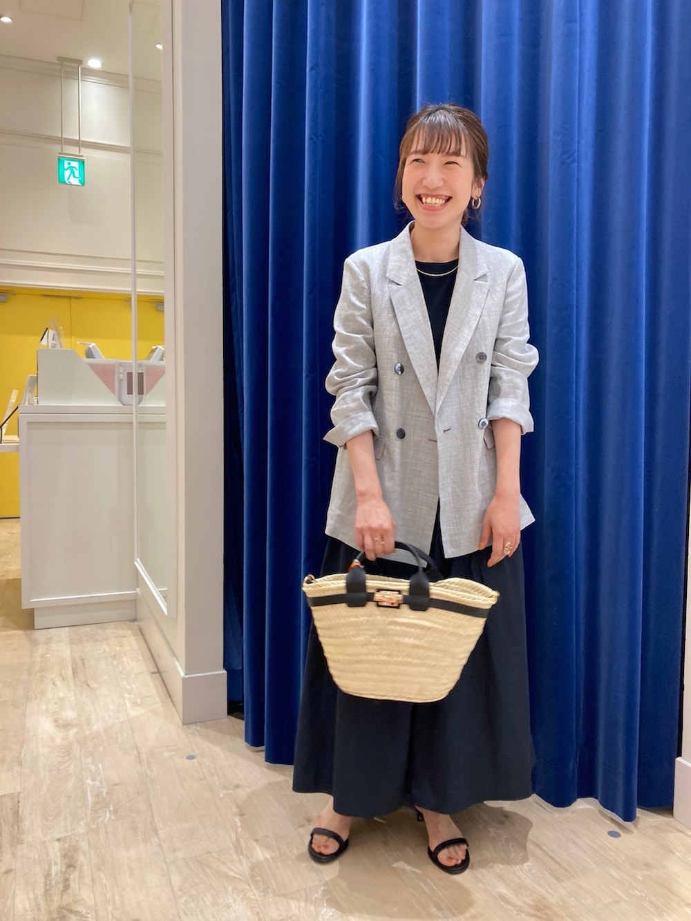 「休日スタイル、お出かけコーデ、ワンピース、ジャケット、シンプル、きれいめカジュアル、オトナカジュアル、オトナ女子、ドッキングワンピ、かごバッグ、サンダル、麻ジャケット、ジャケットスタイル、オンオフ兼用、夏コーデ」｜「NOLLEY’Sの《セットアップ対応》ウォッシャブルラミーシャンブレーダブルジャケット（テーラードジャケット、グレー系）」を使った、nol  komatsubaraさん（レディース・159cm）の春コーディネートの3枚目の写真