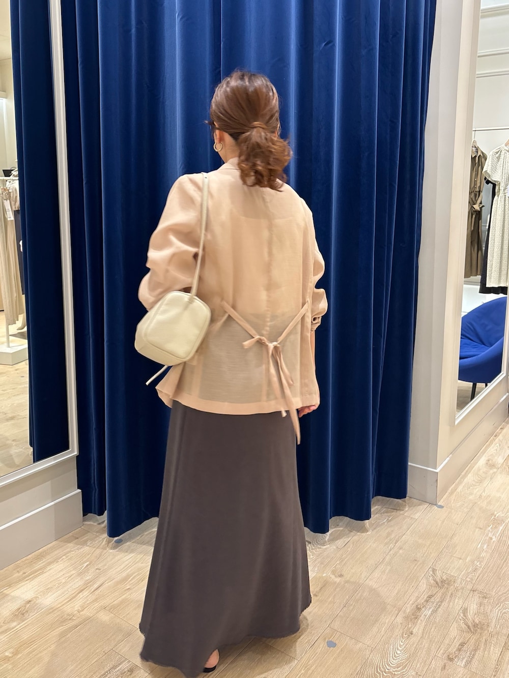 「ジャケット、ジャケットスタイル、シアー、スカート、スカートスタイル、ナロースカート、シンプルコーデ、キレイめ、オトナ女子、大人コーデ、夏コーデ」｜「NOLLEY’Sのウォッシャブル綿麻スラブナロースカート（スカート、グレー系）」を使った、nol  komatsubaraさん（レディース・159cm）の夏コーディネートの5枚目の写真