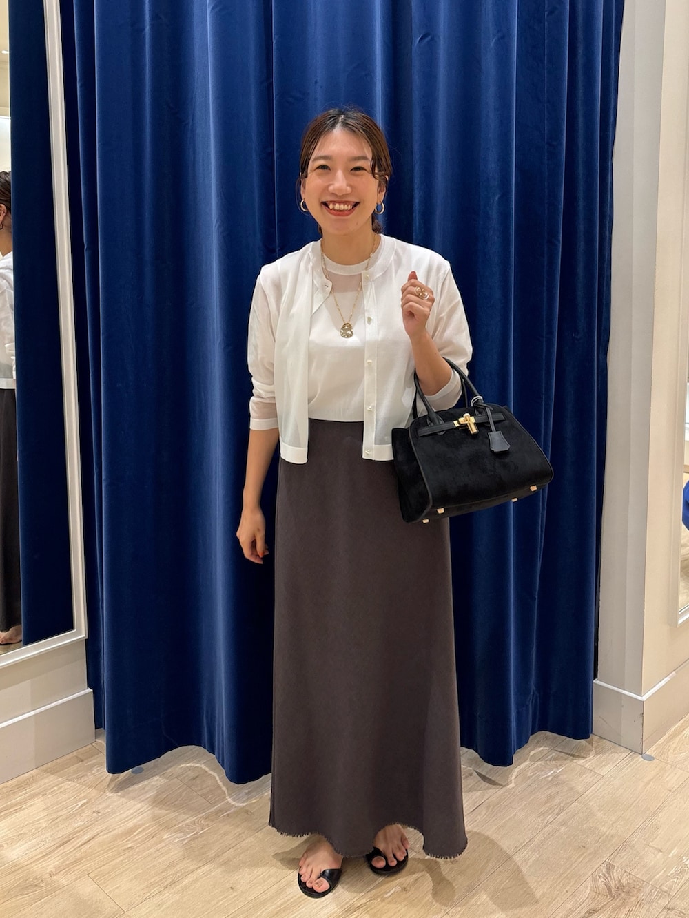 「ニット、アンサンブル、ラメ、シアー、スカートスタイル、スカート、シンプルコーデ、キレイめ、大人コーデ、オトナ女子、お出かけコーデ、休日スタイル、オンオフ兼用」|「NOLLEY’Sのウォッシャブル綿麻スラブナロースカート(スカート、グレー系)」を使った、nol komatsubaraさん(レディース・159cm)の夏コーディネートの3枚目の写真