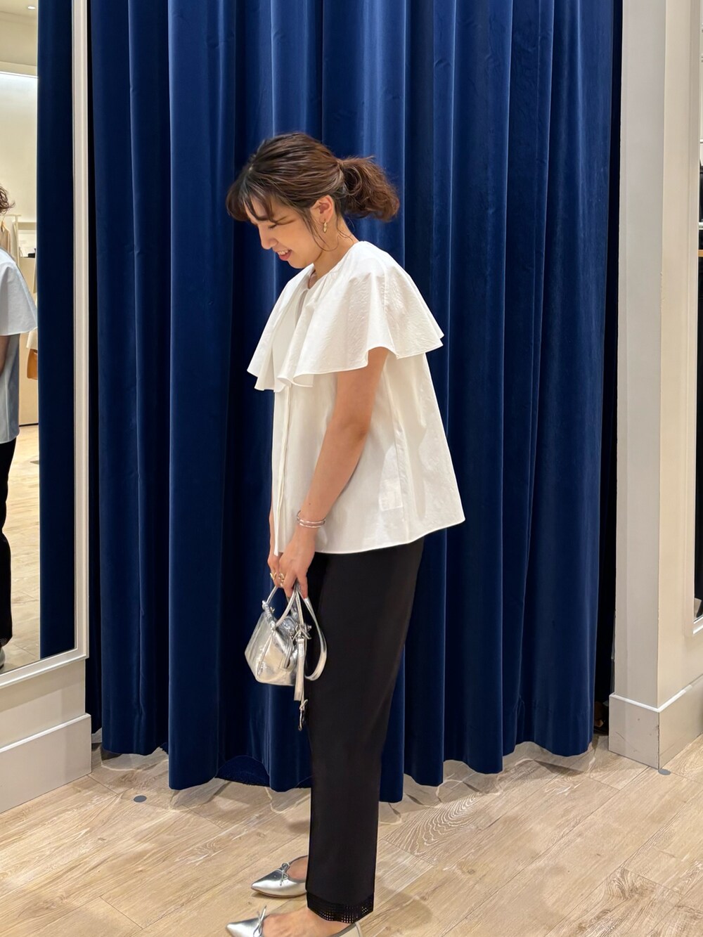 「ブラウス、ブラウスコーデ、パンツ、パンツスタイル、キレイめ、シンプルコーデ、大人コーデ、大人女子、大人かわいい、フリル、モノトーン、オンオフ兼用、お出かけコーデ」｜「marco masiの【MARCO MASI/ マルコマージ】キューブミニバッグ（ショルダーバッグ、シルバー系）」を使った、nol  komatsubaraさん（レディース・159cm）の春コーディネートの3枚目の写真