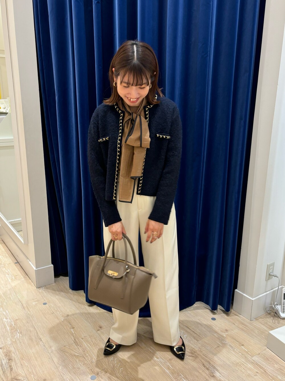 「お出かけコーデ、キレイめ、ニットジャケット、カーディガン、パンツスタイル、ワイドパンツ、オフィスカジュアル、オンオフ兼用、シンプルコーデ、ボウタイブラウス、休日スタイル、秋コーデ、羽織り、秋カラー」｜「NOLLEY’Sの＜飯豊まりえさん着用＞チェーンブレードフワフワジャケット 24AW（カーディガン/ボレロ、ブルー系）」を使った、nol  komatsubaraさん（レディース・159cm）の秋コーディネートの2枚目の写真