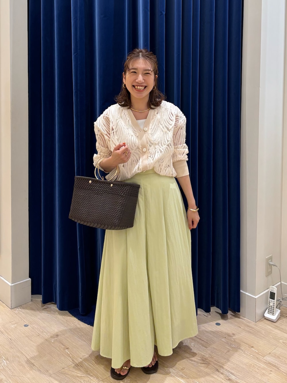「カーディガン、カーディガンコーデ、チュール刺繍、スカート、スカートスタイル、ロングスカート、シンプルコーデ、お出かけコーデ、きれいめカジュアル、オトナカジュアル、オトナ女子、大人かわいい、大人カジュアル、甘めカジュアル」|「SANRAMIの【SANRAMI/サンラミ】【松葉☆別注アイテム】リングハンドルメルカドバッグ(かごバッグ、ブラウン系)」を使った、nol komatsubaraさん(レディース・159cm)の夏コーディネートの5枚目の写真