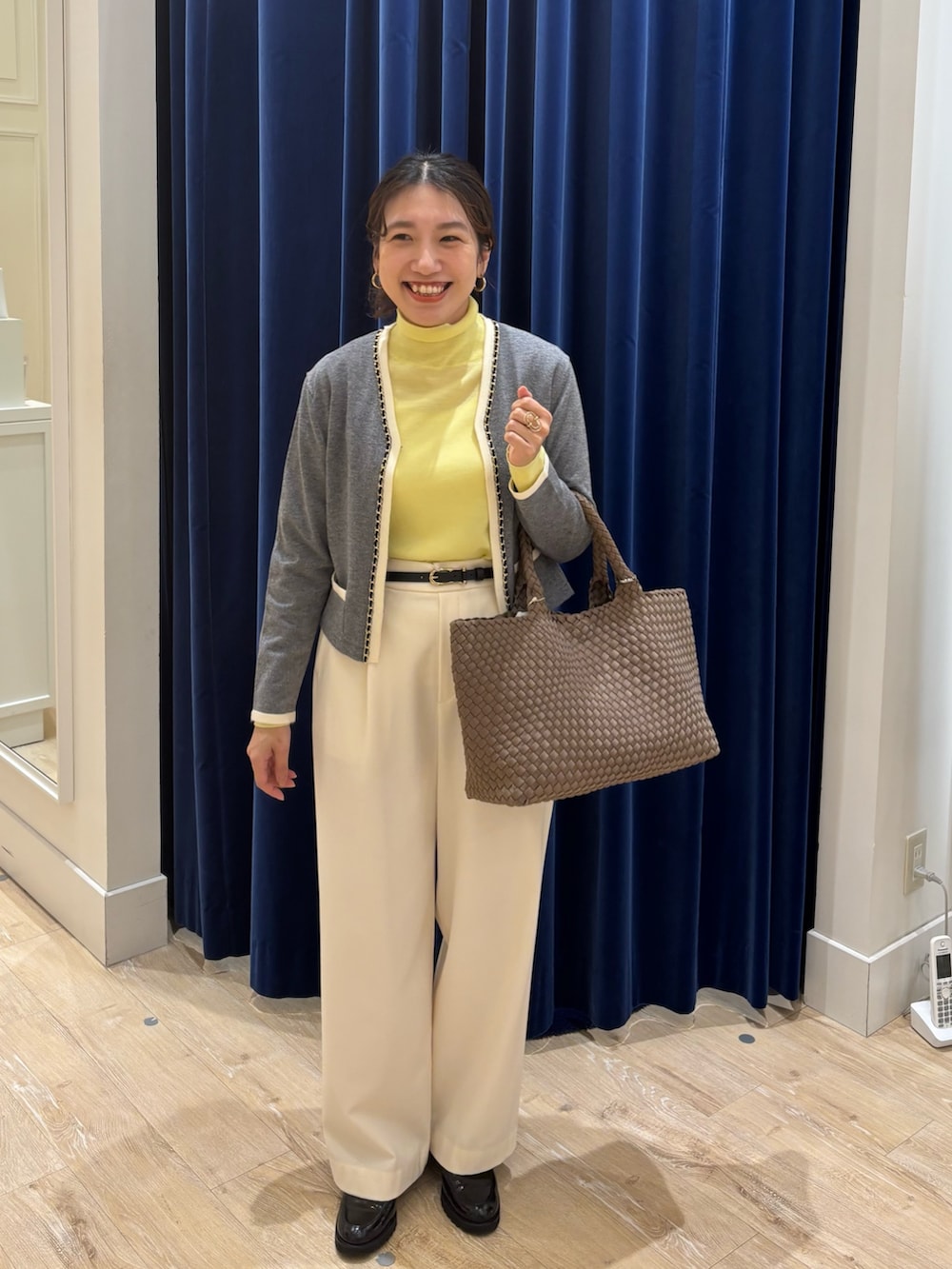 ホワイト系のその他パンツ、グレー系のカーディガン/ボレロ、イエロー系のニット/セーターを着用したレディースの秋コーディネートの3枚目の写真