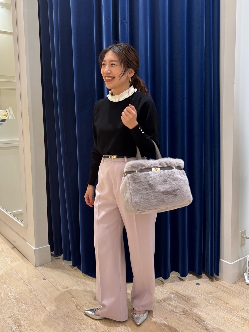 ピンク系のその他パンツ、ベージュ系のトートバッグ、ブラック系のニット/セーターを着用したレディースの秋コーディネートの4枚目の写真