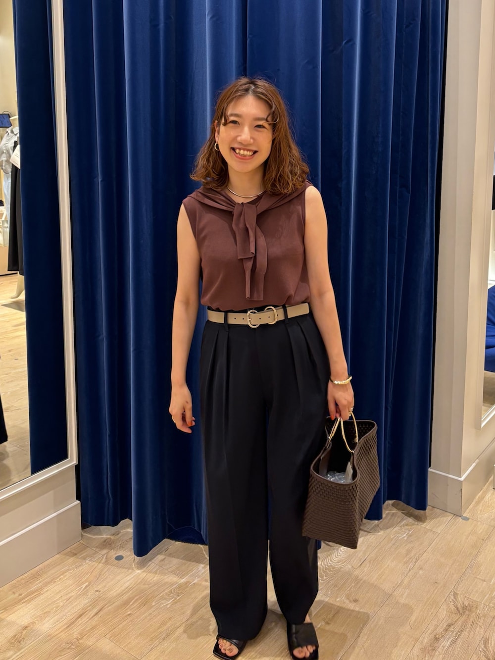 「ワイドパンツ、ニット、アンサンブル、ブラウン、シンプルコーデ、大人コーデ、大人女子、キレイめ、オンオフ兼用、夏コーデ、ノースリーブ」|「SANRAMIの【SANRAMI/サンラミ】【松葉☆別注アイテム】リングハンドルメルカドバッグ(かごバッグ、ブラウン系)」を使った、nol komatsubaraさん(レディース・159cm)の夏コーディネートの4枚目の写真