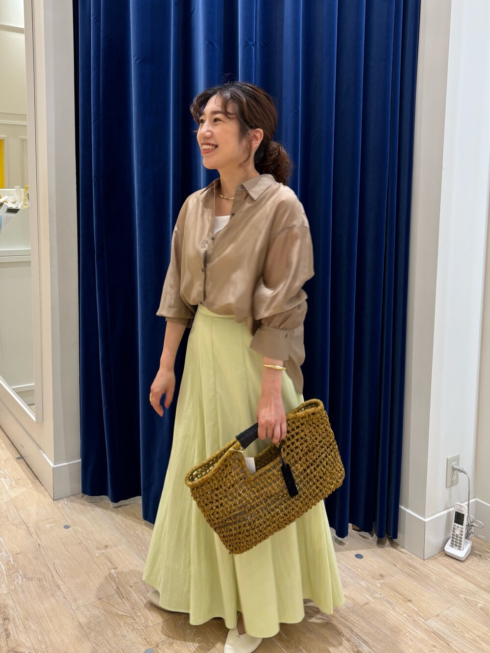 「シャツ、シャツスタイル、スカート、ロングスカート、カラースカート、シンプルコーデ、きれいめカジュアル、オトナカジュアル、お出かけコーデ、大人ガーリー、オトナ女子、初夏コーデ、かごバッグ」|「The Bagmatiの【BAGMATI/ バグマティ】ラフィアかごバッグ【PR林☆別注アイテム】(かごバッグ、ベージュ系)」を使った、nol komatsubaraさん(レディース・159cm)の春コーディネートの3枚目の写真