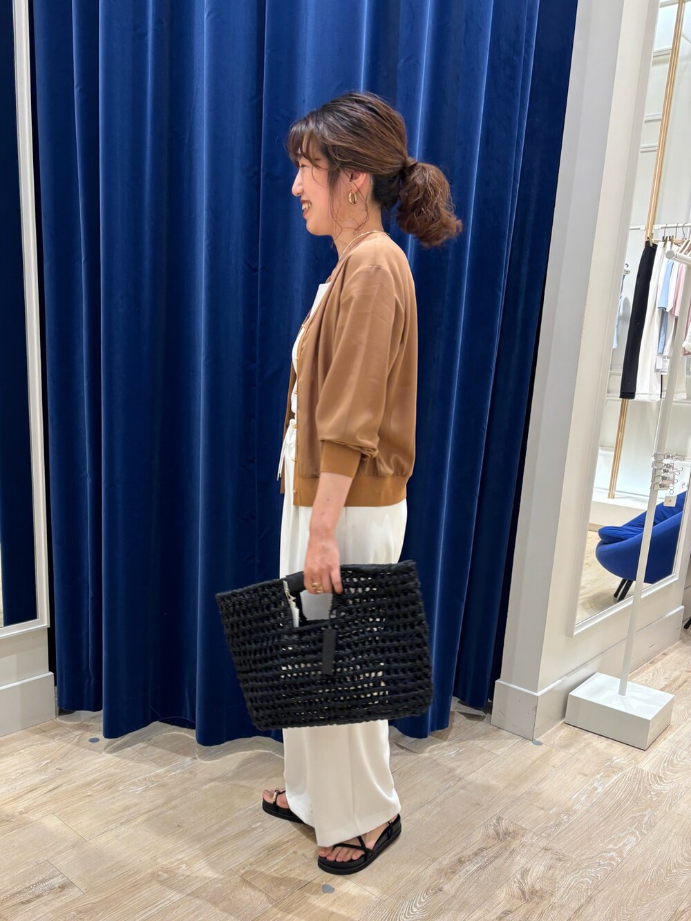 「カーディガン、カーディガンコーデ、パンツスタイル、ワイドパンツ、シフォン、白パンツ、キレイめ、きれいめカジュアル、シンプルコーデ、大人カジュアル、大人コーデ、大人女子、お出かけコーデ、休日スタイル、オンオフ兼用」｜「NOLLEY’Sの《セットアップ対応》ウォッシャブルツイルイージーパンツ（その他パンツ、ホワイト系）」を使った、nol  komatsubaraさん（レディース・159cm）の春コーディネートの4枚目の写真