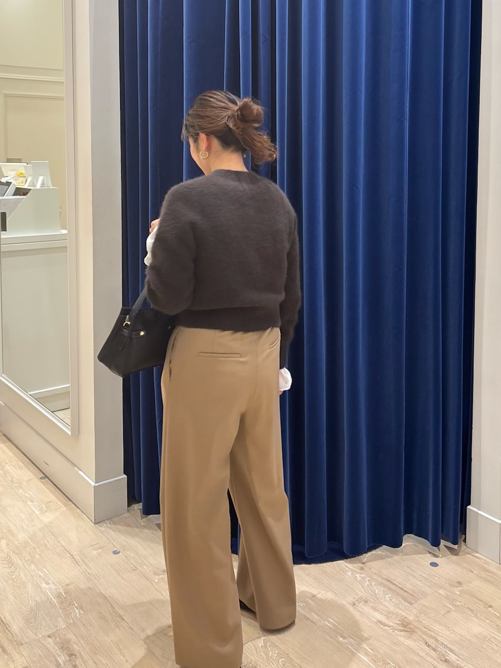 ブラウン系のカーディガン/ボレロ、イエロー系のその他パンツ、ホワイト系のシャツ/ブラウスを着用したレディースの秋コーディネートの5枚目の写真